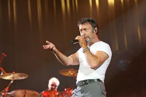 Queen w Paul Rodgers at the Coliseum Apr13-06 170.jpg